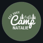 Personlig Camp Bachelorette Party Bridesmaids Runt Klistermärke<br><div class="desc">Ange tonen för ett oförglömligt utomhus firande med vår Personlig Camp Bachelorette Party Bridesmaids Classic Round Stickers. Perfekt som vattenflaska eller som roligt på presentsäckar anpassas dessa klistermärken till ditt campingbacheloretttema. Designad med ett retro sommarläger och en nod till "The Last Trail before the Veil", är de ett trevligt sätt...</div>