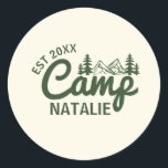 Personlig Camp Bachelorette Party Bridesmaids Runt Klistermärke<br><div class="desc">Ta din bachelorette-bas till liv med Personligen Camp Bachelorette Party Bridesmaids Classic Round Stickers! Perfekt för "Last Trail before the Veil" firande, dessa klistermärken blandar sommarlägercharm med bergsinspirerad elegans. Lägg till dem i vattenflaskor, party favors eller décor för en beröring av anpassningsbarna som binder samman ditt äventyrliga tema. Oavsett om...</div>