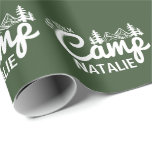 Personlig Camp Bachelorette Party Customized Presentpapper<br><div class="desc">Slå in dina lägergåvor i stil med den här Personligen Camp Bachelorette Party Customized Wrapping Papper. Perfekt för att fira "Last Trail before the Veil", ger den här unika presentfigurationen en roligt och sammanhängande beröring till din glamminspirerade händelse. Oavsett om du packar party favors, skrynklingsgåvor eller dekorationer, förbättrar detta papper...</div>