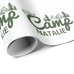 Personlig Camp Bachelorette Party Customized Presentpapper<br><div class="desc">Gör ditt lägerserbjudande ännu mer minnesvärt med Personligen Camp Bachelorette Party Customized Wrapping Papper. Perfekt för inslagning av gåvor, party favors eller speciella keepsakes, denna unika papper fångar roligten och äventyr i firandet "Sista spår före slöja". Vare sig du är värd för en glampande reträtt eller en bergskorg, binder den...</div>