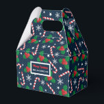 Personlig Candy cane & Holly Berry Gift Boxes Presentaskar<br><div class="desc">Gör din helgdag-ge extra speciell med den här personligen candy cane och kullig julklapp. Den här snygga presentlådan är perfekt för förpackning av presenter, slitsar eller party favors, med en festlig utformning av polkagrisar, hollyst löv, bär och snöflingor på mörk blått bakgrund. Du kan anpassa den med ditt namn eller...</div>