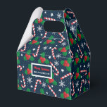 Personlig Candy cane & Holly Berry Gift Boxes Presentaskar<br><div class="desc">Gör din helgdag-ge extra speciell med den här personligen candy cane och kullig julklapp. Den här snygga presentlådan är perfekt för förpackning av presenter, slitsar eller party favors, med en festlig utformning av polkagrisar, hollyst löv, bär och snöflingor på mörk blått bakgrund. Du kan anpassa den med ditt namn eller...</div>