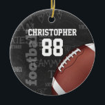 Personlig Chalkboard American Football Julgransprydnad Keramik<br><div class="desc">Ett modernt amerikanskt fotbollsrutnätsmönster i järn,  med en fotboll på en typografi med en schalkboard-bakgrund med fotbollsterminologi i bakgrunden. Utformningen har anpassade för namn och nummer på fotbollsspelaren eller rutnätet järn fläkt. Denna design har delvis gjorts med grafik som licensierats av Graphics Factory.</div>