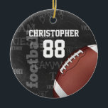 Personlig Chalkboard American Football Julgransprydnad Keramik<br><div class="desc">Ett modernt amerikanskt fotbollsrutnätsmönster i järn,  med en fotboll på en typografi med en schalkboard-bakgrund med fotbollsterminologi i bakgrunden. Utformningen har anpassade för namn och nummer på fotbollsspelaren eller rutnätet järn fläkt. Denna design har delvis gjorts med grafik som licensierats av Graphics Factory.</div>