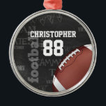 Personlig Chalkboard American Football Julgransprydnad Metall<br><div class="desc">Ett modernt amerikanskt fotbollsrutnätsmönster i järn med en fotbollsspelsprägel med en typografisk bakgrund med fotbollsterminologi i bakgrunden. Utformningen innehåller anpassade för namn och nummer på fotbollsspelaren eller rutnätet järn fläkt. Den här designen har delvis gjorts med grafik som licensierats av Graphics Factory.</div>