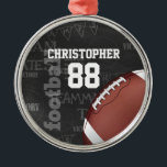 Personlig Chalkboard American Football Julgransprydnad Metall<br><div class="desc">Ett modernt amerikanskt fotbollsrutnätsmönster i järn med en fotbollsspelsprägel med en typografisk bakgrund med fotbollsterminologi i bakgrunden. Utformningen innehåller anpassade för namn och nummer på fotbollsspelaren eller rutnätet järn fläkt. Den här designen har delvis gjorts med grafik som licensierats av Graphics Factory.</div>