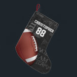 Personlig Chalkboard American Football Liten Julstrumpa<br><div class="desc">Ett modernt amerikanskt fotbollsrutnätsmönster i järn,  med en fotboll på en typografi med en schalkboard-bakgrund med fotbollsterminologi i bakgrunden. Utformningen har anpassade för namn och nummer på fotbollsspelaren eller rutnätet järn fläkt. Denna design har delvis gjorts med grafik som licensierats av Graphics Factory.</div>