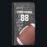 Personlig Chalkboard American Football Samsung Galaxy S5 Plånboksfodral<br><div class="desc">Ett modernt amerikanskt fotbollsrutnätsmönster i järn med en fotbollsspelsprägel med en typografisk bakgrund med fotbollsterminologi i bakgrunden. Utformningen innehåller anpassade för namn och nummer på fotbollsspelaren eller rutnätet järn fläkt. Den här designen har delvis gjorts med grafik som licensierats av Graphics Factory.</div>