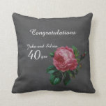 Personlig-chalkboard för bröllop-årsdagen kudde<br><div class="desc">Det kan vara svårt att hitta en julklapp på trendigets bröllop-årsdag, och därför har jag designat denna rityta och illustration på vintage ro till minneshögtid för kuddar. Kalkbrädor trender nu och vintage Blommor mönster trender också. I denna julklapp från stil finns textmallen fält för det antal år som giftermål firas...</div>