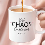 Personlig Chaos-koordinator Kaffemugg<br><div class="desc">Sip i stil med Chaos-samordnaren Typografisk kaffe Mugg! Detta moderna och minimalistiska mugg har en roligt som perfekt fångar andan hos evenemangsplanerare och mammor som blomstrar i kaos,  skapar det som en idealisk gåva till alla som jämför kraven från planeringen i bröllop och utanför.</div>