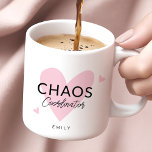 Personlig Chaos-samordnare för Rosa-kaffe Mugg<br><div class="desc">Sip i stil med Personlig Chaos samordnare Rosa Coffee Mugg! Detta moderna och minimalistiska mugg har en roligt som perfekt fångar andan hos evenemangsplanerare och mammor som blomstrar i kaos. Det är en idealisk gåva för alla som kämpar med kraven från planeringen i bröllop och utanför.</div>