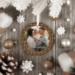 Personlig christmas för den traditionella tartan julgransprydnad keramik<br><div class="desc">Julsenap och svart tartan kontrollerar snyggtens elegant helgdag dekoration. Skripttext för effekten guld. Modern traditionell design.</div>
