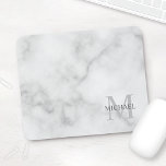 Personlig Classic Monogram och Namn Marble-utseend Musmatta<br><div class="desc">Personlig Monogram och Namn Gift har personlig namn i grått och monogram i ljust grått som bakgrund,  i klassiskt serif font stil,  i vit marmorbakgrund.

Perfekt som helgdag gåva,  fars dag gåva till pappa och gåva till särskilda tillfällen.</div>