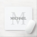 Personlig Classic Monogram och Namn Musmatta<br><div class="desc">Personlig Monogram och Namn Gift har personlig namn i grått och monogram i ljust grått som bakgrund, i klassiskt serif font stil, på vit bakgrund. Perfekt som helgdag, fars dag-gåva till pappa och gåva till särskilda tillfällen.</div>