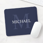 Personlig Classic Monogram och Namn Navy Blue Musmatta<br><div class="desc">Personlig Monogram och Namn Giftfunktioner har personlig namn i vitt och monogram i ljusmarkt blått som bakgrund,  i klassiskt serif font stil,  i marin blå bakgrund.

Perfekt som helgdag gåva,  fars dag gåva till pappa och gåva till särskilda tillfällen.</div>