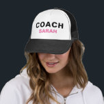 Personlig Coach Rosa Black Fold Text Cap Hat Keps<br><div class="desc">Skyddshöljet med Rosa och svart fetstil. Perfekt för många idrotter,  inklusive gymnastik,  tennis,  netboll,  simning,  fotboll,  ishockey,  fotboll,  bord tennis,  volleyball,  basket,  hockey,  gymnastik,  baseboll,  brottning,  volleyball och softball.</div>