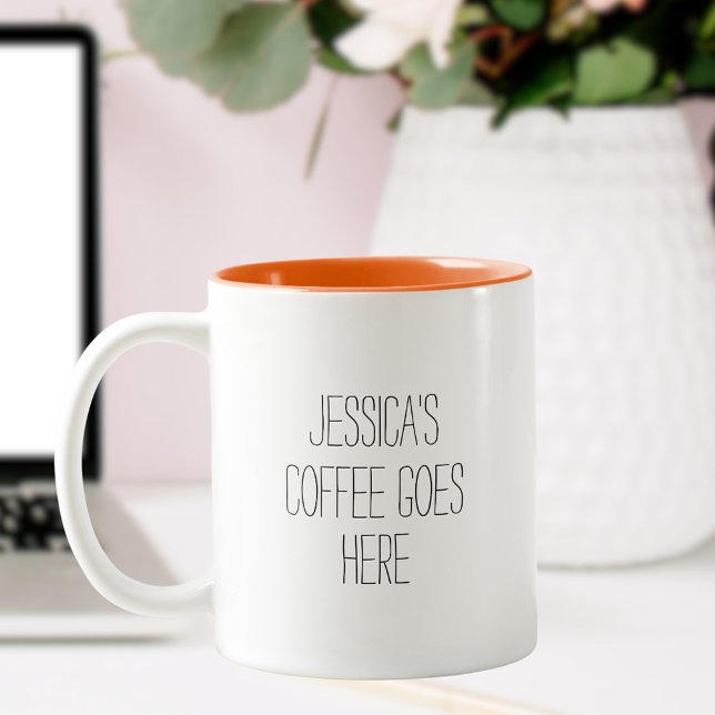 Personlig Coffee kommer hit Två-Tonad Mugg (Customizable mug with simple black handwritten typography that reads Jessica's Coffee Goes Here)