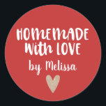 Personlig Cute Red Homemade med Kärlek Runt Klistermärke<br><div class="desc">En personlig "homemade with kärlek"-dekal på röd färgad. Gör det till din egen genom att lägga till din egen namn. En söt som avslutar beröring för alla handgjorda presenter. Designad av Blackberry Boulevard.</div>
