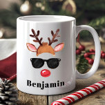 Personlig Cute Reindeer Boy-jul Kaffemugg<br><div class="desc">Sikta i Stil med Personligen Rener jul Mugg. Den här söta tjejen renar julkaffet mugg är den perfekt personligens för barn, vänner och medarbetare i julhelgen. Med en namn som du vill ha på den är det ett trevligt sätt att sippa på hett choklad, kaffe eller vilken vintervärmedryck som helst....</div>