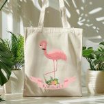 Personlig Cute Rosa Flamingo Tygkasse<br><div class="desc">Den här söta väskan illustrerar en rosa flamingo med nacke kurvformad och ett ben upphöjt över en rosa banderoll som dekoreras med tropisk löv. Anpassa den för att skapa en gåva av ett slag till en flicka som kärlek flamingos - eller som en gåspåse till en skymf för ett tropiskt...</div>