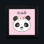 Personlig Cute Rosa Panda Ansikte Smyckeskrin<br><div class="desc">En söt rosa personlig panda-smyckeskrin. Söt rosa bakgrund med en giftig panda ansikte på framsidan. Anpassa det med ditt namn. Designad av Blackberry Boulevard.</div>