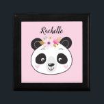 Personlig Cute Rosa Panda Ansikte Smyckeskrin<br><div class="desc">En söt rosa personlig panda-smyckeskrin. Söt rosa bakgrund med en giftig panda ansikte på framsidan. Anpassa det med ditt namn. Designad av Blackberry Boulevard.</div>
