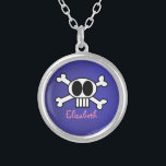 Personlig Cute Skull och Crossbone Silverpläterat Halsband<br><div class="desc">Coola,  söt och rolig grafisk illustration av skalle och korsben. En vit skalle med svart ögon och långa vita tänder. Anpassa med ett namn i ett rosa gigly-teckensnitt.</div>