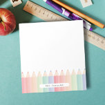 Personlig Cute Teacher Rainbow Anteckningsblock<br><div class="desc">Om man tittar för den bästa lärarpresenten, är Anteckningsblocket Lärare Colorful Penthes ett sött tillskott till hennes lärarstall. De färgstarka regnbågarna pennerar ge perfektens beröring för hennes skrivbordsdeka. Du kan anpassa det här roligtens söta anteckningsblock till läraruppskattningsveckan eller en julklapp. Ursprunglig design av Ana Garza/Kardz Studio. Du kan kontakta mig...</div>