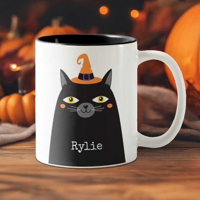 Personlig Cute Whimsical Halloween Black Cat Två-Tonad Mugg (A cute Halloween mug decorated with a black cat with a witch's hat.)