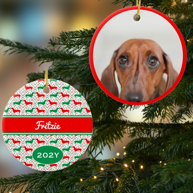 Personlig Dachshund - fotoår Julgransprydnad Keramik (Personalized Photo Ornament. Cute Red and Green Dachshund pattern with Name Year on the back)