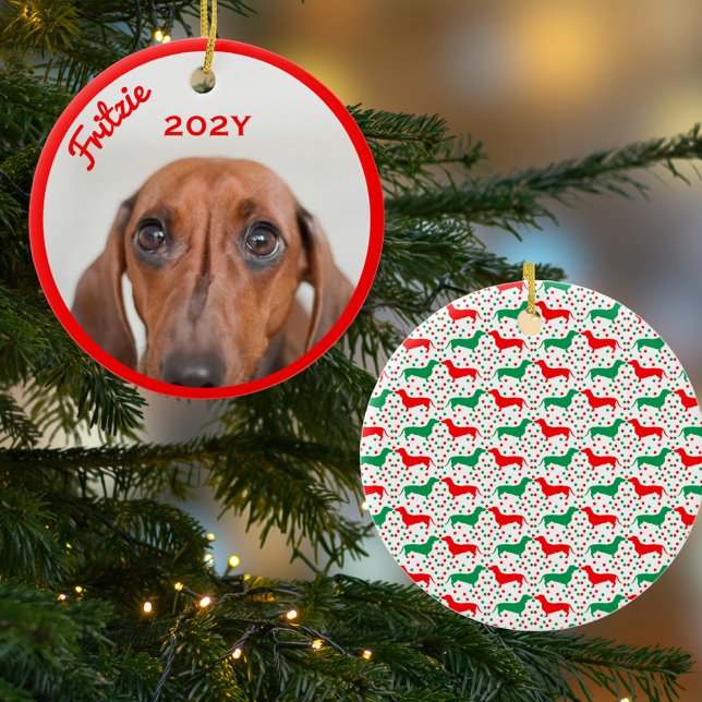 Personlig Dachshund - fotoår Julgransprydnad Keramik (Personalized Photo Ornament with Name Year on Front. Cute Red and Green Dachshund pattern on back.)