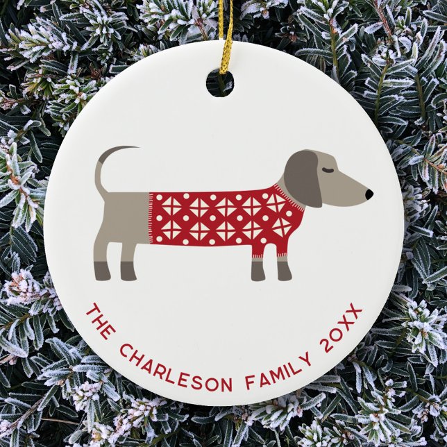 Personlig Dachshund Hund Roligt Julgransprydnad Keramik (Fun ceramic ornament featuring a festive Dachshund Sausage Wiener Dog in red and white knitwear)