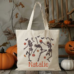 Personlig Dancing Skeleton Bus eller godis Candy Tygkasse<br><div class="desc">Fira Halloween i stil med vår Personlig Dancing Skeletons Bus eller godis Candy Tote Bag! Den här tote-väskan har en viskartad utformning av dans skelett och ger ditt barns Halloween-äventyr en roligt och festiv beröring. De lekfulla skeletterna kommer säkert att bli glada när din lilla samlar in sitt godis, skapar...</div>