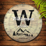 Personlig Dart Board of Mountain Home Family Namn Darttavla<br><div class="desc">Utformning av roligten med gräs träd och bergsområde,  familjens namn,  monogrammet och det år som fastställts,  på ett faux-trälébakgrund. Gör perfekten till födelsedag eller studenten,  husuppvärmning,  bröllop eller något tillfälle!</div>