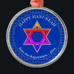 Personlig | David stjärna | LYCKLIG HANUKKAH Julgransprydnad Metall<br><div class="desc">Snyggt Cobalt Blue STAR OF DAVID HANUKKAH Metall Ornament med faux silver Star av David i ett mönster i sidled i sidled och en stor färgstark stjärna av David i mitten. Texten lyder LYCKLIG HANUKKAH plus platshållare namn och är ANPASSADE, så du kan ersätta meddelandet och lägga till ditt namn/ditt...</div>