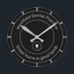 Personlig Dentist Office l Motto tagline black Rund Klocka<br><div class="desc">Ett roligt som gör att du får ett leende i ansikte. Det här är perfekt för tandläkarkontor eller tandläkare. I en vacker svart med lätt grått på en kurva. Med en bild av en tand. Längst upp lägger du till praktikens namn och vid grund lägger du till en tagg eller...</div>