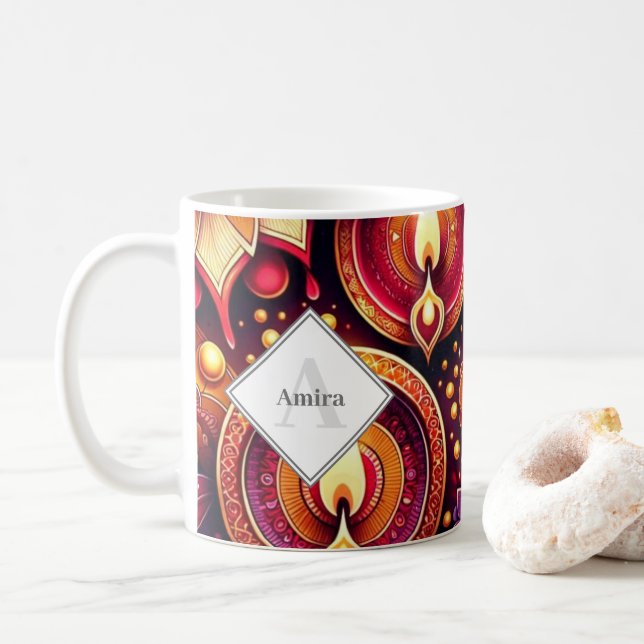 Personlig Diwali Lila och Red Diyas & Rangoli Kaffemugg (Med munk)