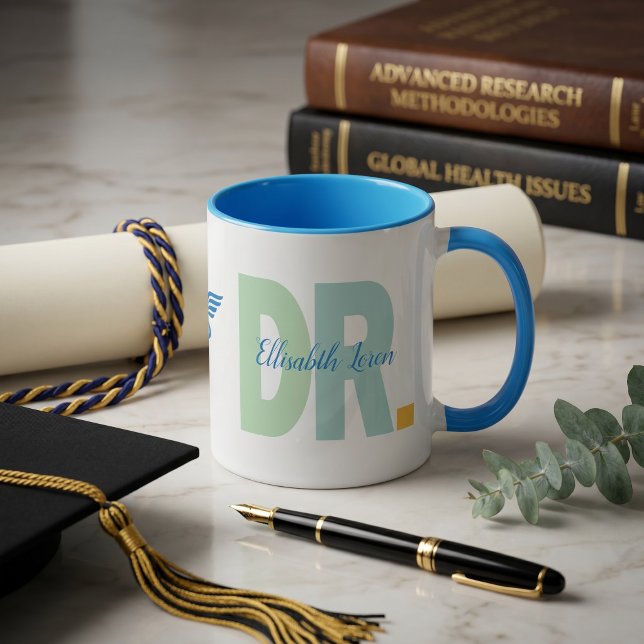 Personlig Doktor Doktorshatt Utexamineringsmugg Mugg (Personalized Doctor PhD Graduation Mug - Custom Two-Tone Dusty Green Coffee Cup with DR. & Family Na)