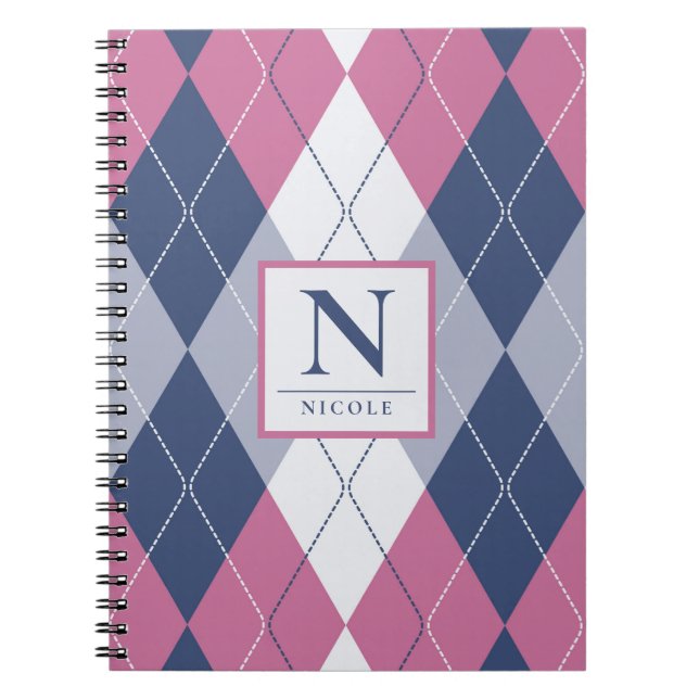 Personlig Dusty Rosa & Navy Blue Preppy Argyle Anteckningsbok (Framsidan)