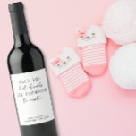 Personlig Editable Baby Announcement bestie Vinflaska Etikett<br><div class="desc">Gravid designad av Begränsada Arty Apples</div>