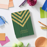 Personlig Elegant Grönt Faux Guld Chevron iPad Pro Skydd<br><div class="desc">Elegantens grönt iPad-protektion med faux guld chevron mönster som du kan anpassa med ditt namn. Underbar som gåvor till familj och vänner eller till dig själv. Anpassa den genom att ersätta platshållartexten. Om du vill ha fler alternativ, t.ex. att ändra teckensnittet och dess storleka storlek, klickar du på knappen "Anpassa"....</div>