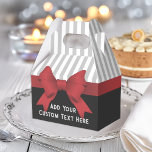 Personlig Elegant Modern Red Ribbon och Rand Presentaskar<br><div class="desc">Den här produktdesignen har ett illustrerat rött band på en svart bakgrund och grått rand. Med sin unika klassiska grafik gör den elegantens chic till favoritrutor med personlig och rand färg som är en favorit för födelsedagar,  bröllop,  jul-party eller andra speciella händelser.</div>