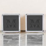 Personlig Elegant Monogram och Namn Silverpläterade Manschetterknappar<br><div class="desc">Lägg till lite elegans i dina dagliga essenser med den här personligen monogram och namn-produkten. Med en förfinad utformning och detaljerad anpassade kombineras sofistikering och funktionalitet. Oavsett om det gäller personlig använda eller som en tänkbar gåva, visar det här objektet ett monogram för snyggten och namn, som du har valt,...</div>
