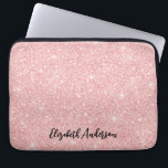 Personlig Elegant Rosa Glitter Laptop Fodral<br><div class="desc">Den här personligen gigantiska bärbara datorn fodral har ditt namn i svart text på en vacker rosa glitter. Anpassa den bärbara datorn fodral med namn som du väljer för att få någon att känna extra speciellt. Gör en roligt för födelsedagar eller jul och perfekt för back to school. Designad av...</div>