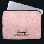 Personlig Elegant Rosa Glitter Laptop sleeve<br><div class="desc">Den här personligen, gigantiskt laptop sleeve, har ditt namn i svart text på en vacker rosa glitter. Anpassa den bärbara datorn fodral med namn som du väljer för att få någon att känna extra speciellt. Gör en roligt för födelsedagar eller jul och perfekt för back to school. Designad av Blackberry...</div>