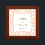 Personlig Elegant Vintage Stil Smyckeskrin<br><div class="desc">Vare sig det gäller en gåva från bröllop till nygifta, en gåva från årsdagen eller andra särskilda tillfällen, är det säkert att Smyckeskrinen i Elegant Vintage Stil i åratal kommer att värderas till kom. Med en vacker, feminin mönster i mjuk pastellpersika och vit, exklusiv i vår butik, tillför den en...</div>