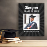 Personlig examenfoto för klassen 2026 canvastryck<br><div class="desc">En djärv examensduk med en dramatisk svart solstrålning som bakgrund med examenens namn i retro-stil, examensår, en inramad seniorporträtt och skolans namn i samordnad typografi. Varje textfält är fullt redigerbart. En premiumpresent som fångar uppstartens spänning med vintage-inspirerad stil.</div>