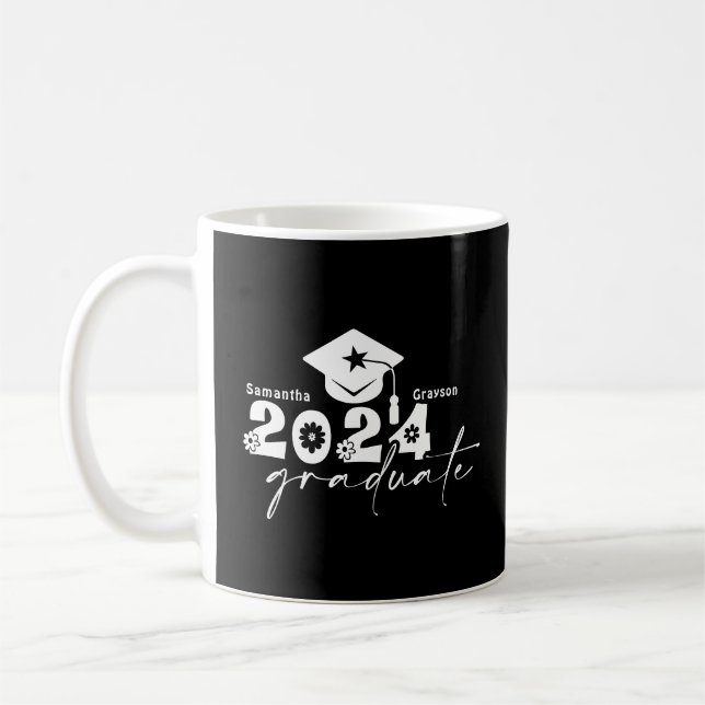 Personlig examenklass 2024 svart/vit kaffemugg (Vänster)