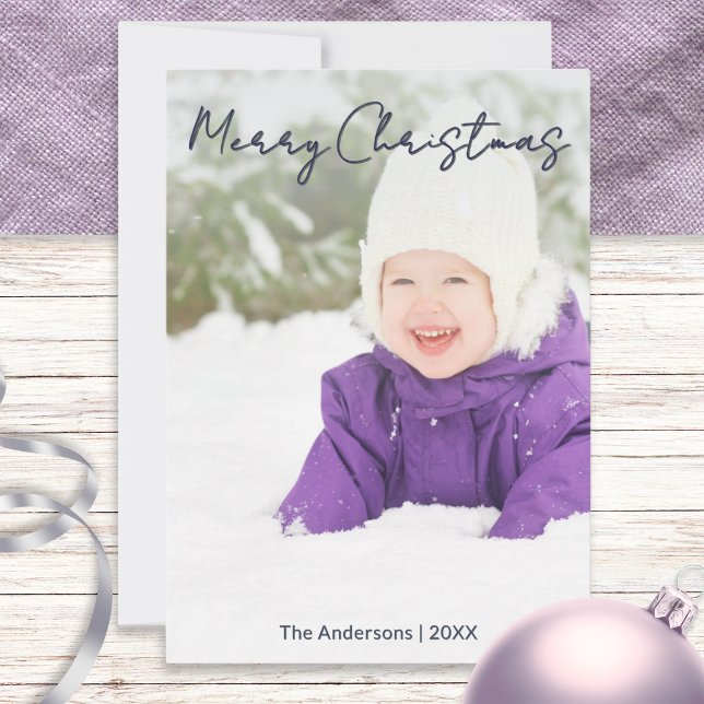 Personlig familjefoto Enkel Minimalistisk Julkort (A holiday card with script 'Merry Christmas' and custom photo, with family name and year)