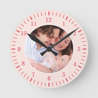 Personlig familjefoto Rosa & Röd Klassisk Rund Klocka